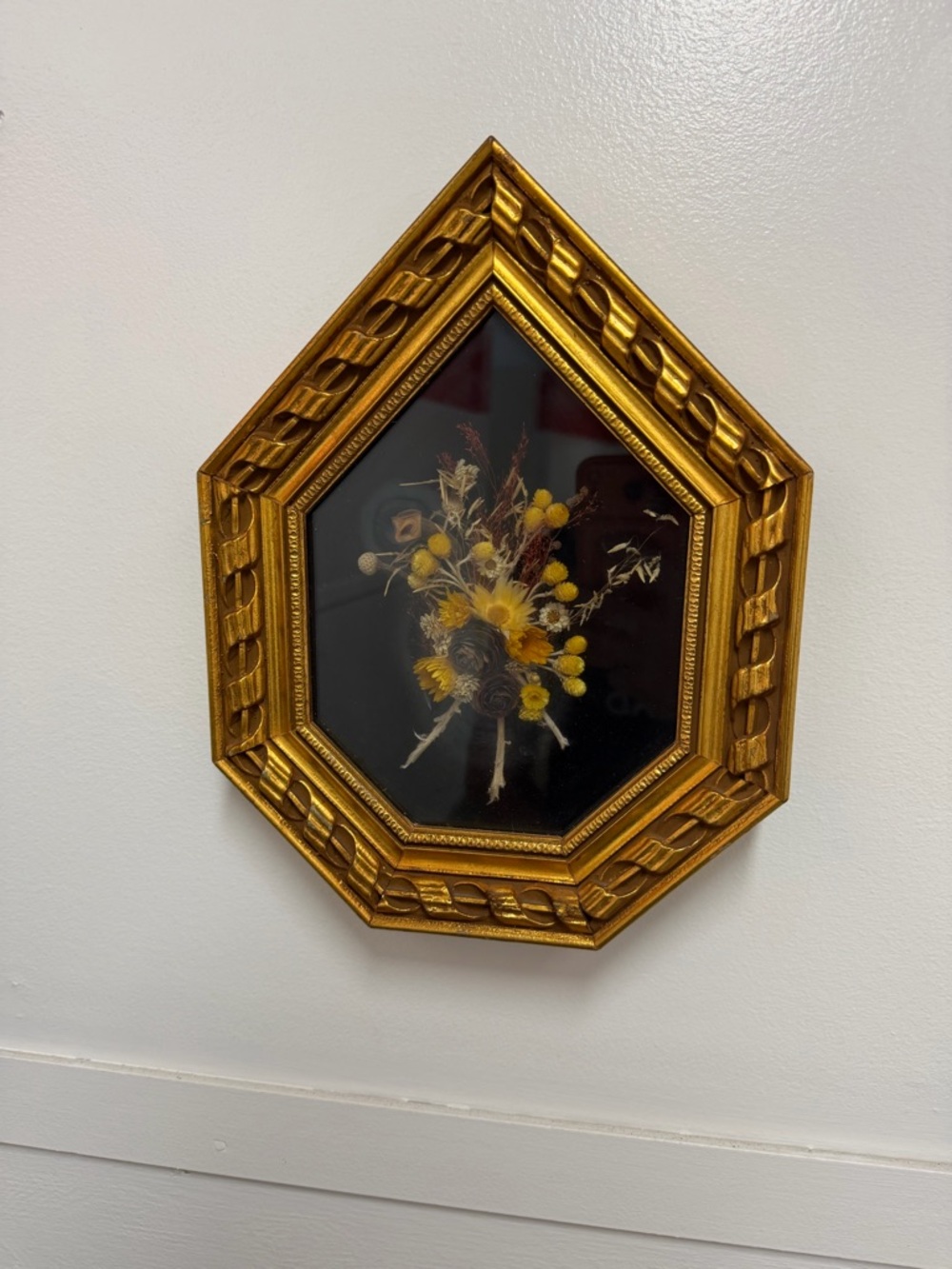 VINTAGE 1970'S HAND CRAFTED BOTANICAL DRIED FLORAL ASYMMETRICALLY FRAMED 3D ART